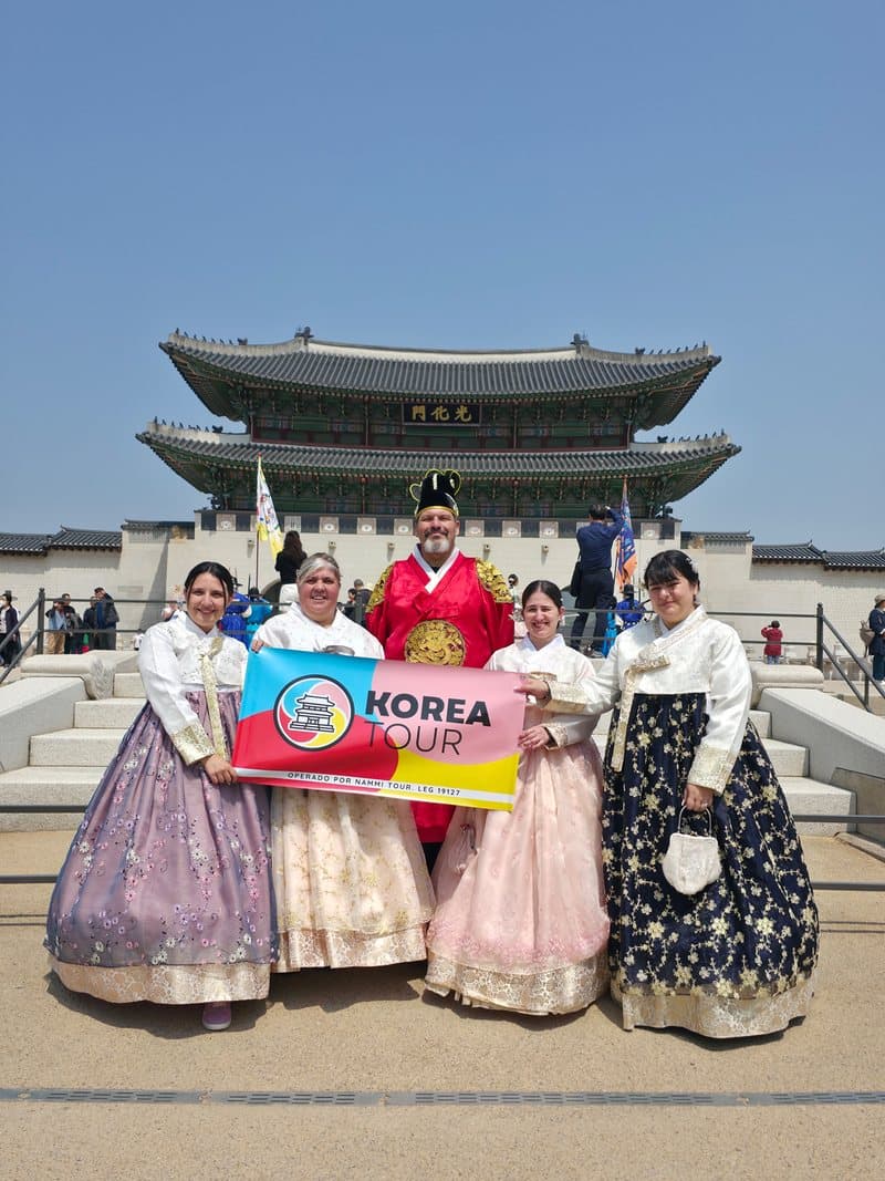 Pasajeros vistiendo el hanbok en el Palacio Gyeongbokgung