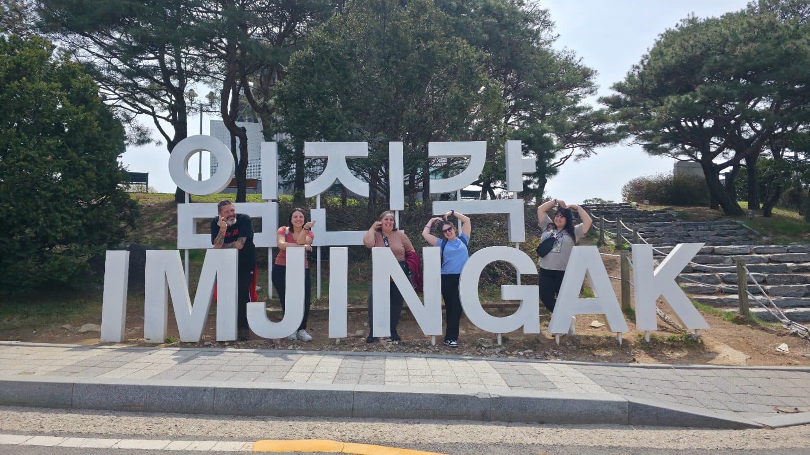 Grupo de viajeros de Korea Tour posando en el Parque Imjingak, Corea del Sur, en abril de 2026
