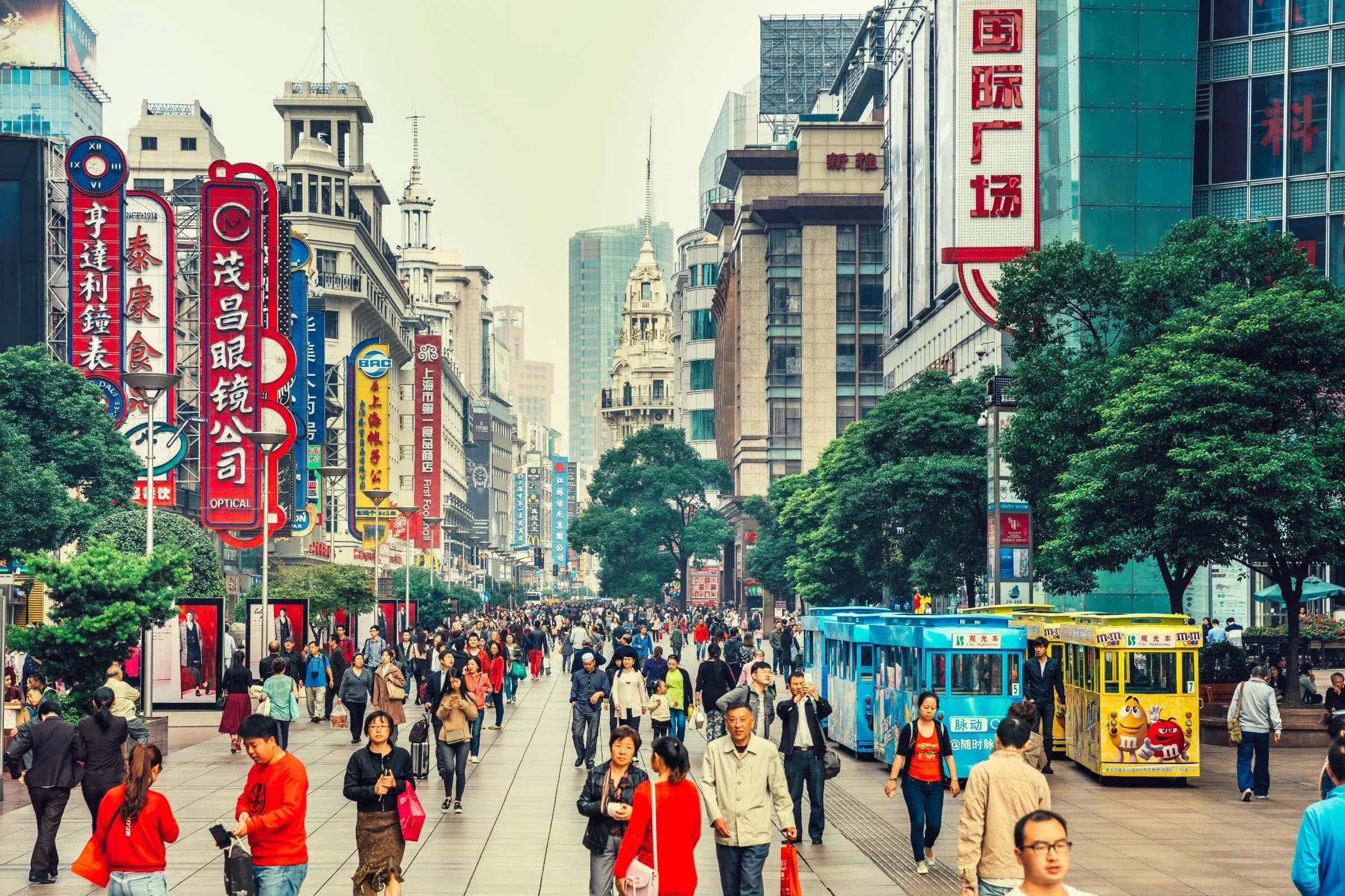 Avenida Nanjing Road, la principal calle comercial peatonal de Shanghái, China.
