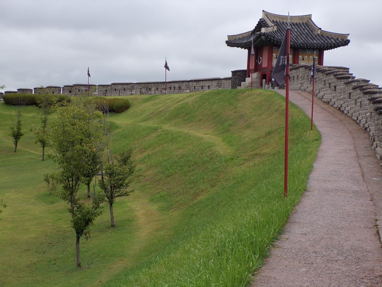 Fortaleza Hwaseong de Suwon, con sus antiguas murallas, torres de vigilancia y arquitectura tradicional coreana.