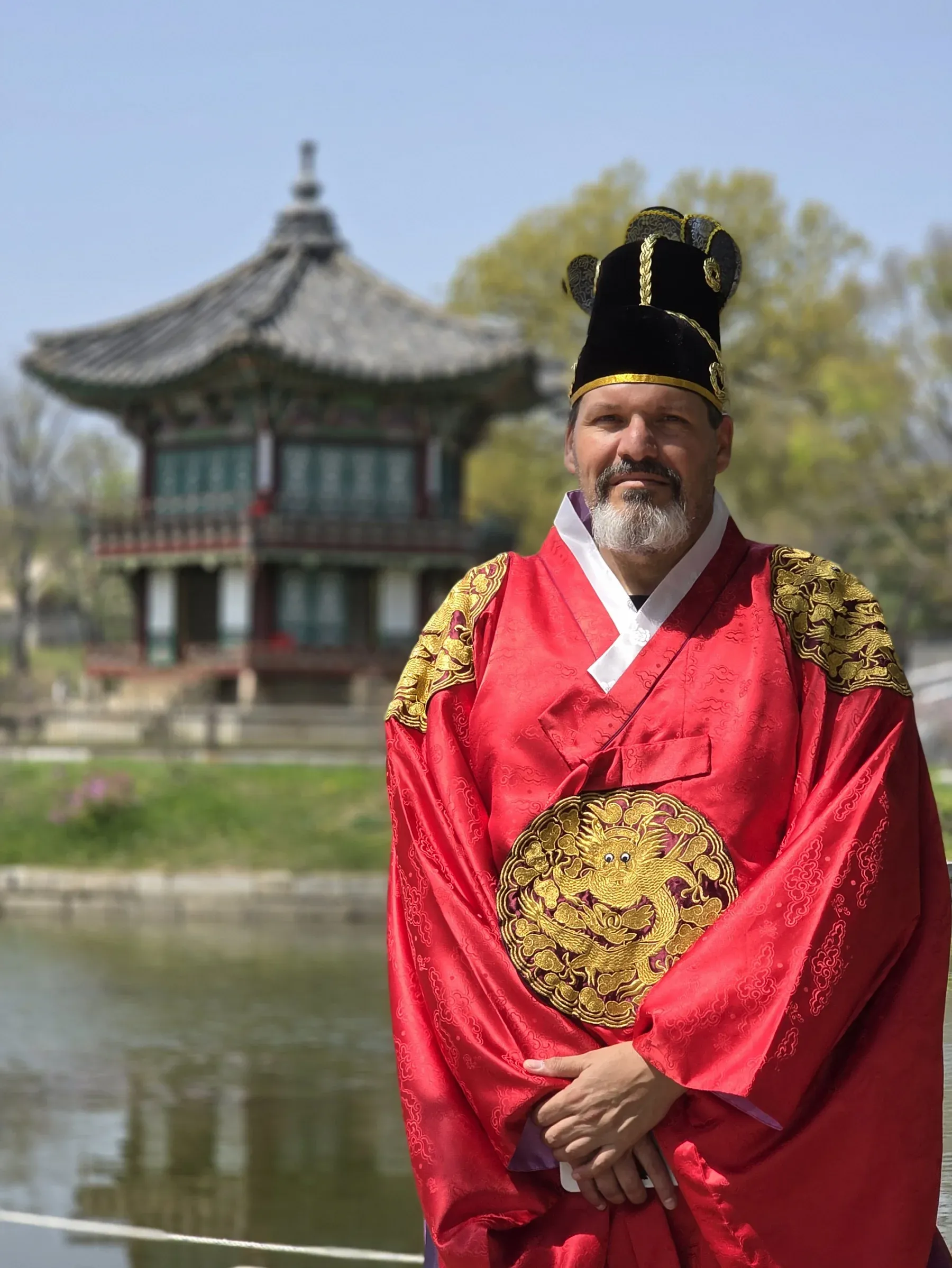 Gaston vistiendo el hanbok